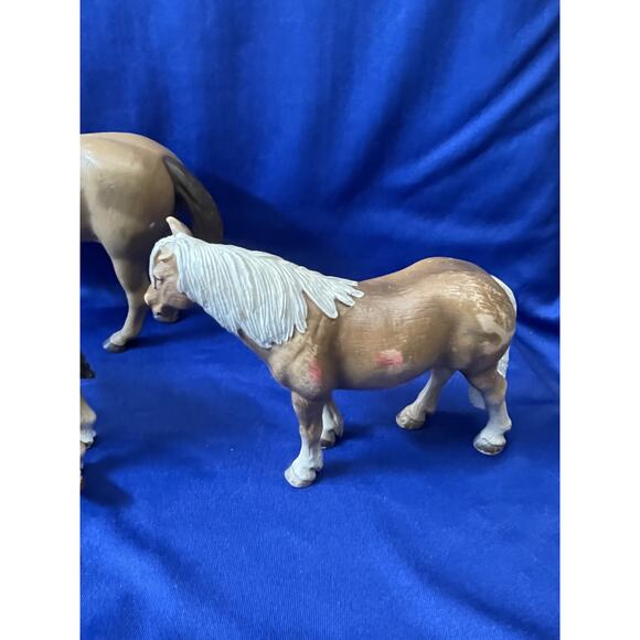 Collection of Four Small Horse Resin Figurines - Picture 4 of 6